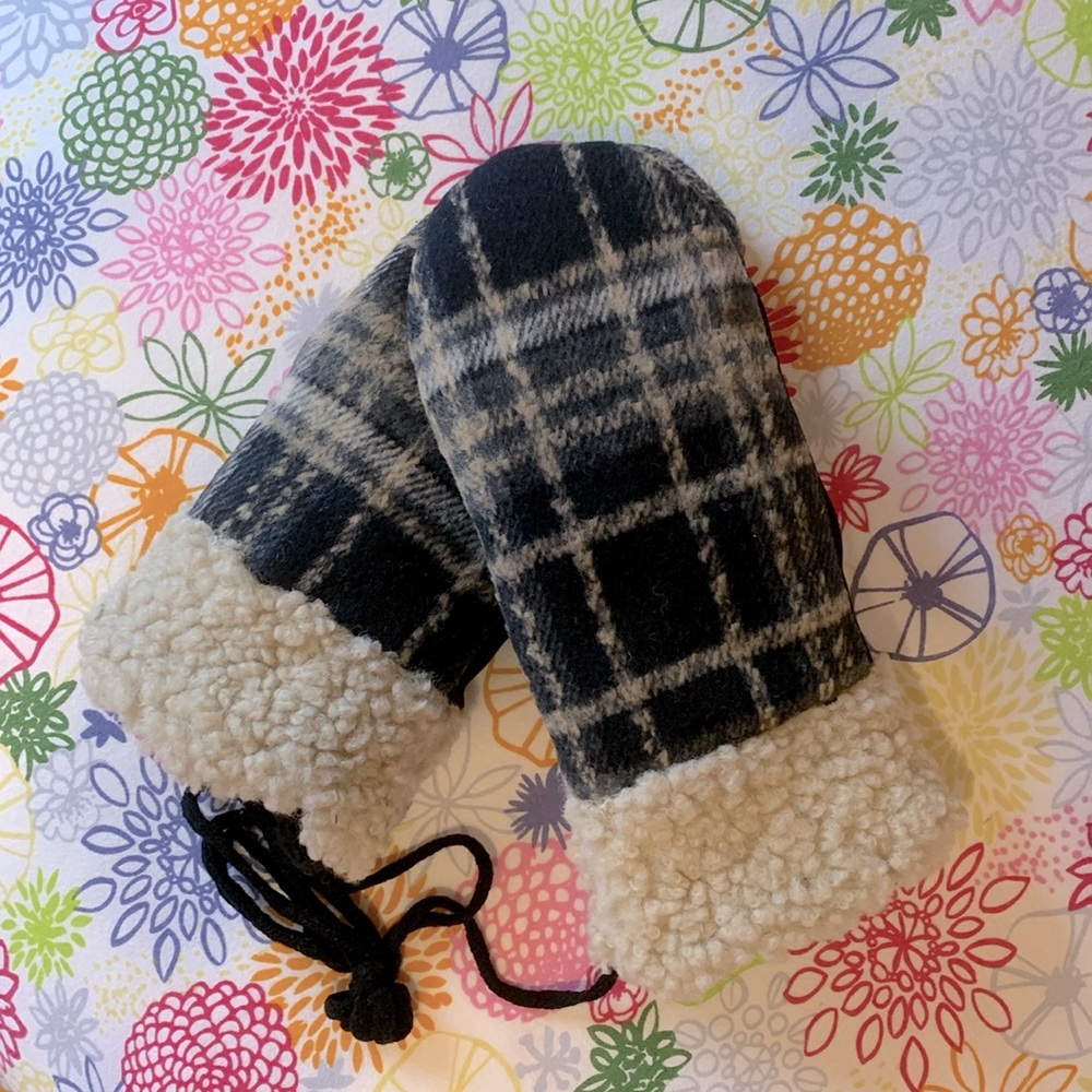 3/25$ Mittens woman